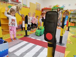 Zdjęcie przedstawiające uczestników prelekcji bawiących się miasteczkiem ruchu drogowego.