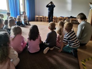 Zdjęcie przedstawiające policjantkę rozmawiającą z dziećmi.