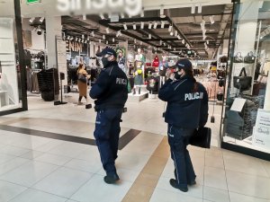 Zdjęcie przedstawiające policjantów w galerii.