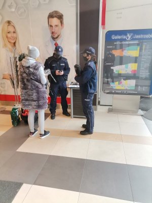 Zdjęcie przedstawiające policjantów w galerii.