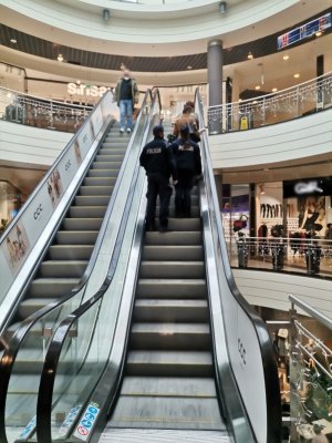 Zdjęcie przedstawiające policjantów w galerii.