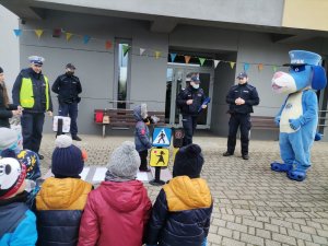 Zdjęcie przedstawiające policjantów oraz przedszkolaków.