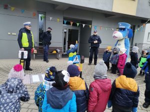 Zdjęcie przedstawiające policjantów oraz przedszkolaków uczestniczących w prelekcjach.