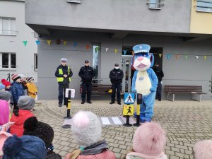 Zdjęcie przedstawiające Sznupka, który pokazuje przejście dla pieszych.