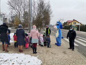 Zdjęcie przedstawiające dzieci, które stoją przed przejściem dla pieszych.