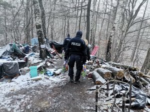 Zdjęcie przedstawiające mundurowych w trakcie rozmowy.