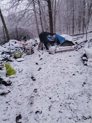 Zdjęcie przedstawiające policjanta w trakcie kontroli miejsca przebywania osób bezdomnych.