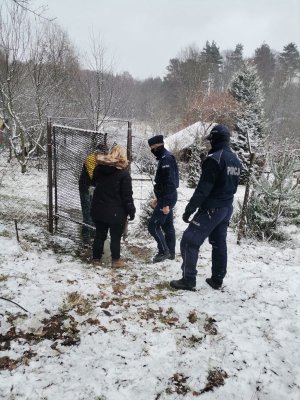 Zdjęcie przedstawiające moment rozmowy policjantów i pracownicy OPS-u z osobą bezdomną.