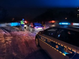 Zdjęcie przedstawiające policjanta jastrzębskiej drogówki w trakcie kontroli.