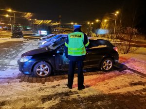 Zdjęcie przedstawiające policjanta ruchu drogowego w trakcie rozmowy.