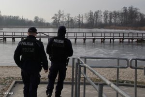 Zdjęcie przedstawiające policjantów.