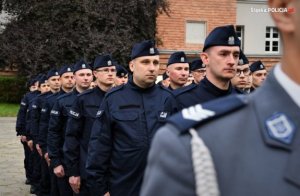 Policjanci w trakcie ślubowania.