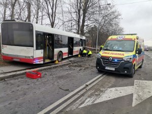 Zdjęcie przedstawiające uszkodzony autobus oraz miejsce zdarzenia drogowego.