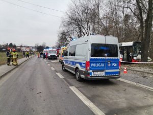 Zdjęcie przedstawiające pojazdy uprzywilejowane na miejscu zdarzenia drogowego.