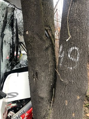 Zdjęcie przedstawiające uszkodzony autobus.