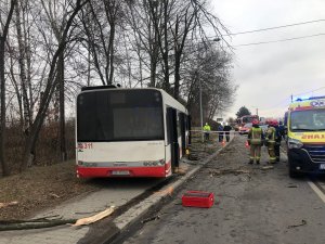 Zdjęcie przedstawiające uszkodzony autobus oraz karetkę pogotowia.