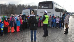 Zdjęcie policjantów oraz dzieci.