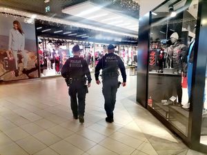 Zdjęcie policjantów w galerii.