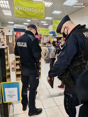 Zdjęcie policjantów w jastrzębskiej galerii.