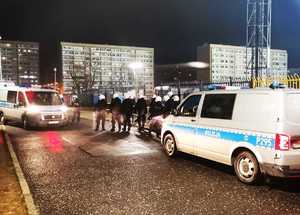 Zdjęcie przedstawiające policjantów zabezpieczających wejście na stadion.