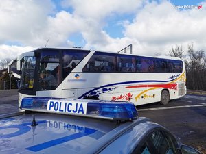 Zdjęcie radiowozu oraz autobusu.