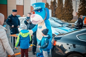 Zdjęcie przedstawiające Sznupka i dzieci obecne na koncercie.