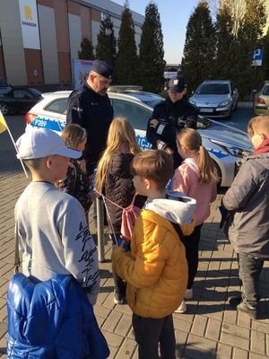 Zdjęcie przedstawiające polincantów i osoby na koncercie.