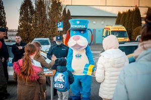 Zdjęcie przedstawiające Sznupka i uczestników koncertu.