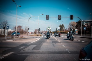 Zdjęcie przedstawiające radiowóz i motocyklistów w trakcie przejazdu.