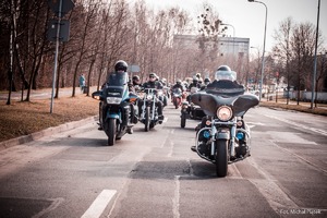 Zdjęcie przedstawiające motocyklistów w trakcie przejazdu.