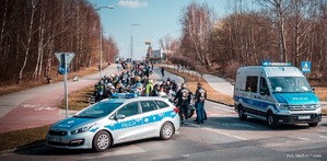 Zdjęcie przedstawiające radiowozy oraz motocyklistów.