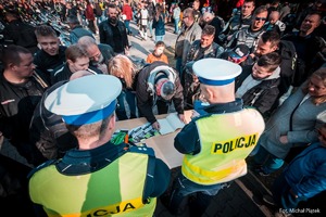 Zdjęcie przedstawiające policjantów ruchu drogowego w tracie rozmowy.