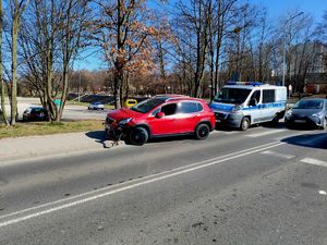 Zdjęcie  radiowóz oraz uszkodzony pojazd.