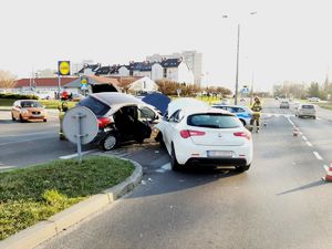 Zdjęcie uszkodzonych pojazdów oraz policjantów.