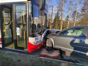 Zdjęcie autobusu oraz audi.