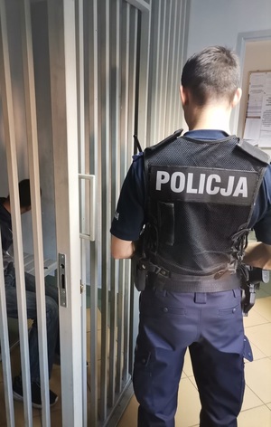 Zdjęcie policjanta oraz zatrzymanego.