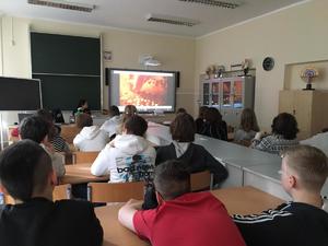 Zdjęcie przedstawiające dzieci oraz Policjantki uczestniczące w spotkaniu.