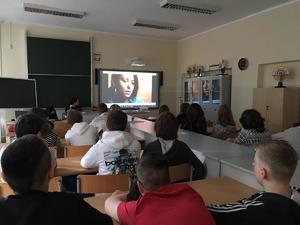 Zdjęcie przedstawiające dzieci oraz Policjantki uczestniczące w spotkaniu.