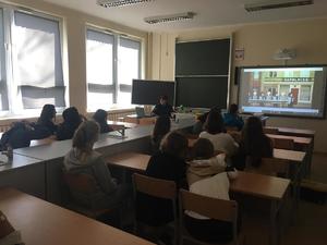 Zdjęcie przedstawiające dzieci oraz Policjantki uczestniczące w spotkaniu.