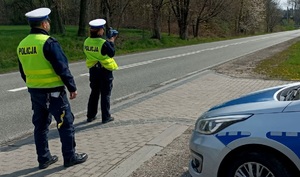 Zdjęcie przedstawiające policjantów oraz radiowóz.