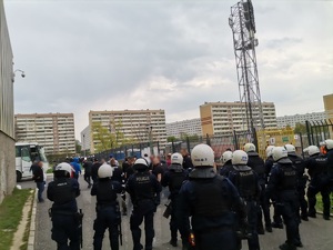 Zdjęcie przedstawiające policjantów oraz kibiców.