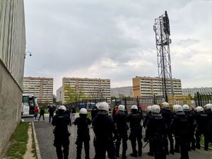 Zdjęcie przedstawiające policjantów zabezpieczających mecz.