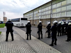 Zdjęcie przedstawiające policjantów w trakcie zabezpieczenia.