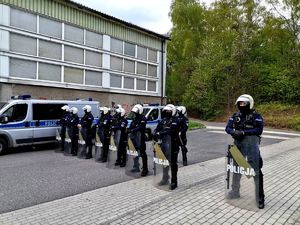 Zdjęcie przedstawiające policjantów w trakcie zabezpieczenia.