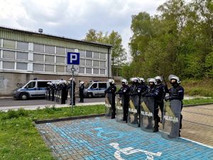 Zdjęcie mundurowych w trakcie zabezpieczenia meczu.