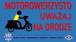 Zdjęcie plakatu na którym widać postać jadącą na motorowerze.