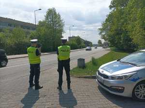 Zdjęcie przedstawiające policjantów ruchu drogowego.