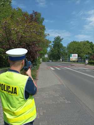 Zdjęcie przedstawiające policjanta ruchu drogowego.