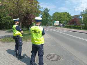 Zdjęcie przedstawiające policjantów ruchu drogowego.