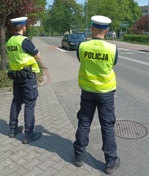 Zdjęcie przedstawiające policjantów.